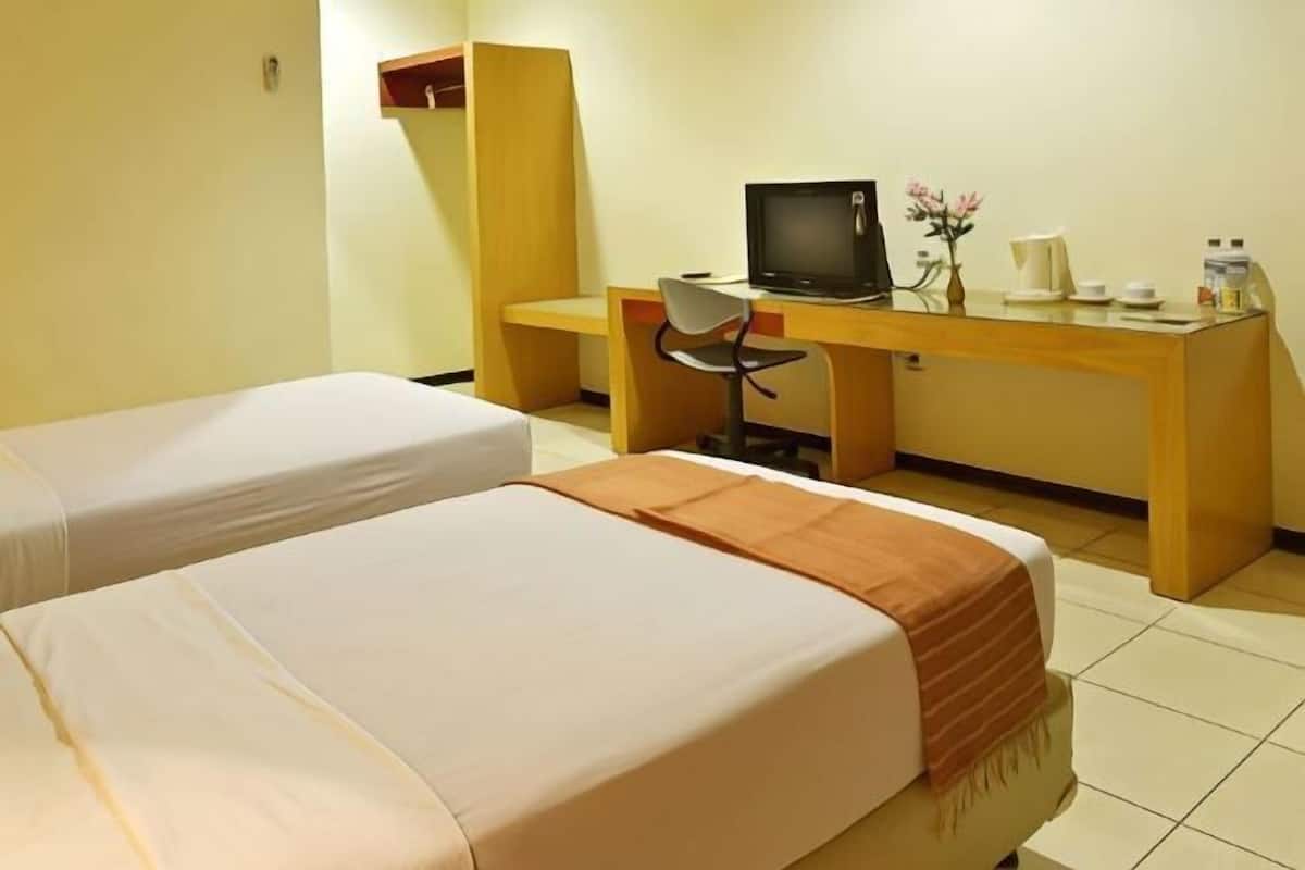 Desk, free WiFi, bed sheets
