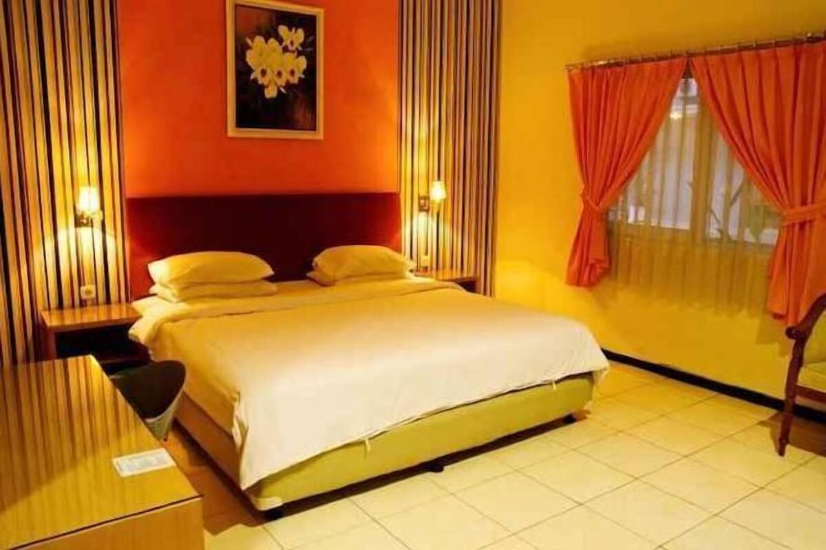 Desk, free WiFi, bed sheets