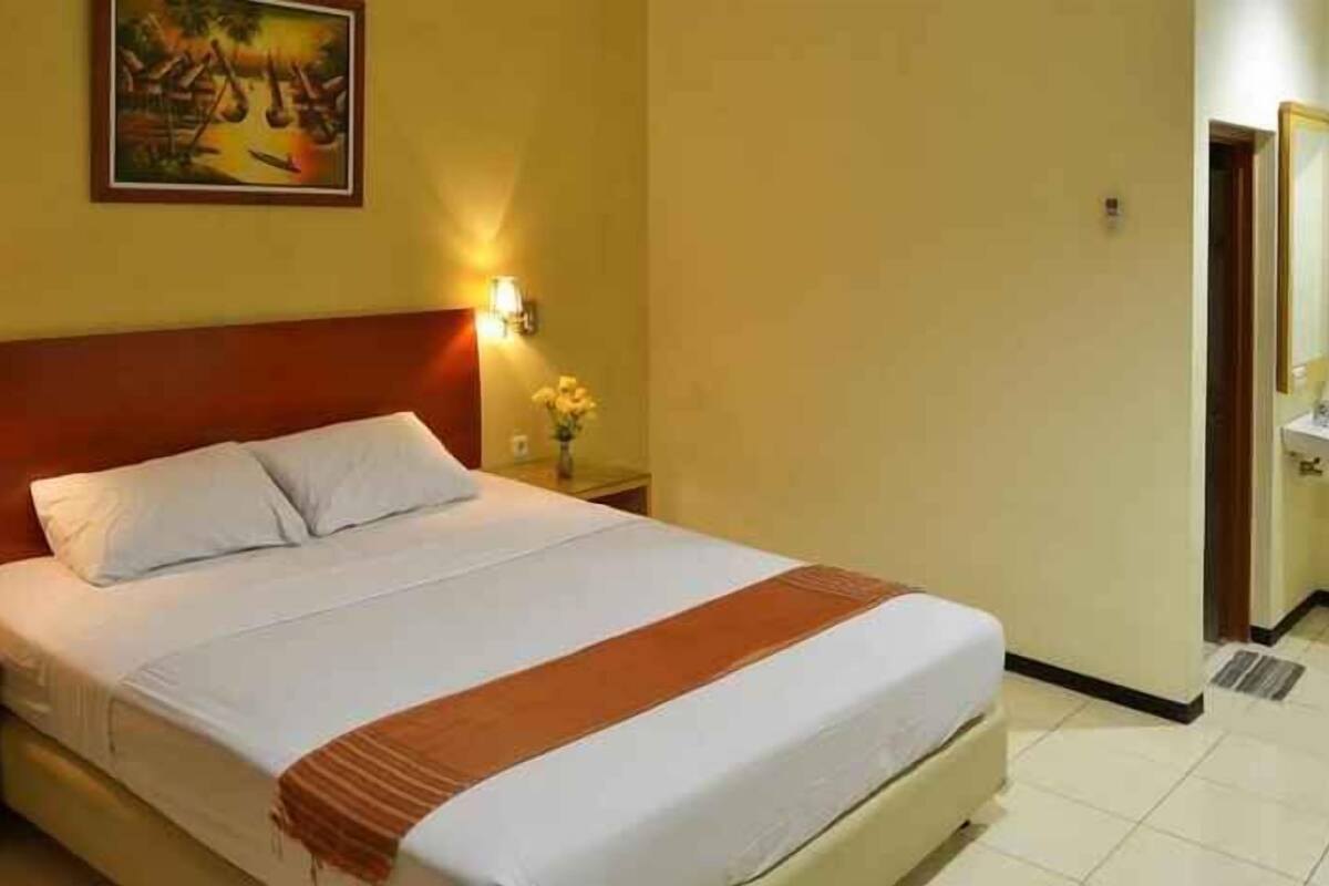 Desk, WiFi (free), bed sheets