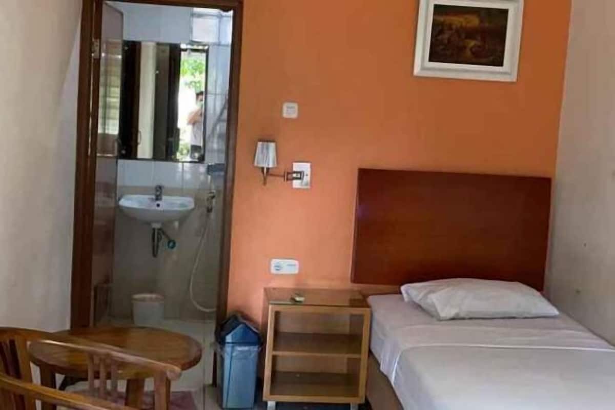 Desk, free WiFi, bed sheets