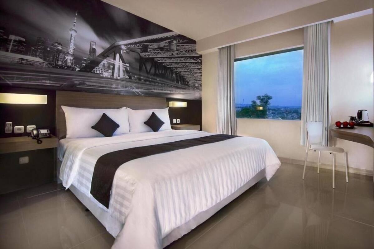 Luxe beddengoed, een minibar, een kluis op de kamer, een bureau