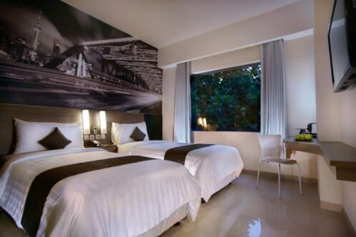 Superior kamer | Luxe beddengoed, een minibar, een kluis op de kamer, een bureau