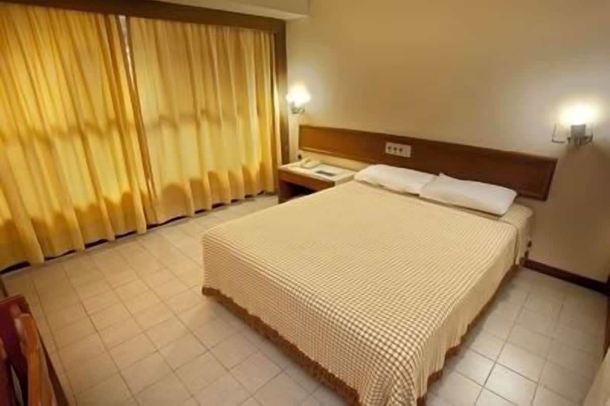 Standaard kamer | Een minibar, een kluis op de kamer, verduisterende gordijnen, babybedden