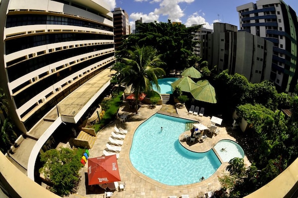 Piscina externa, guarda-sóis, espreguiçadeiras