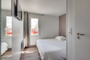 Double Room | Premium bedding, desk, soundproofing, free WiFi