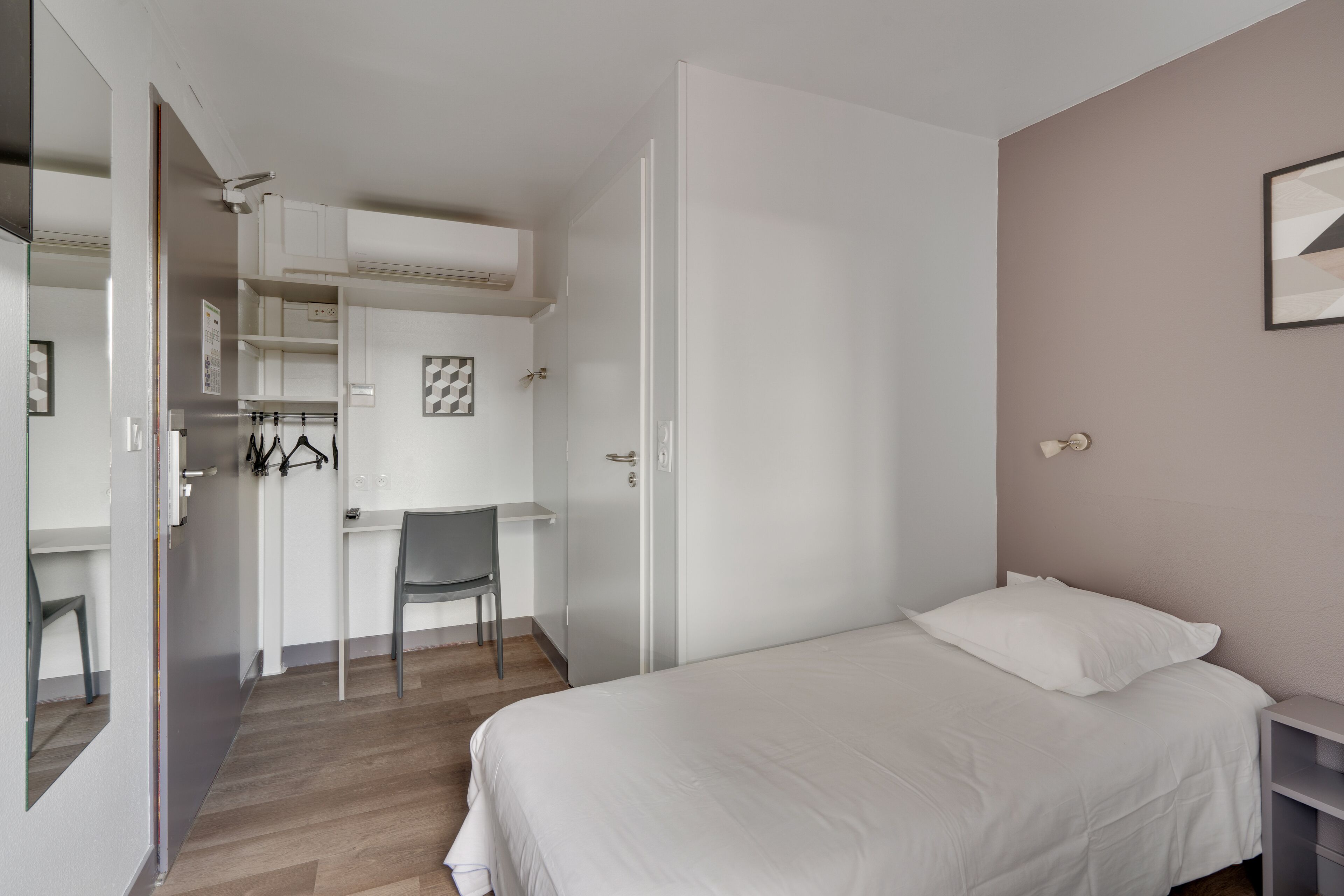 twin room | premium bedding, desk, soundproofing, free wifi