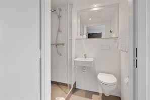 Ducha, artículos de higiene personal gratuitos y secador de pelo