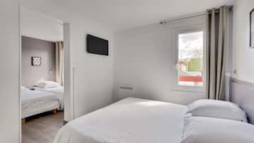 Quadruple Room | Premium bedding, desk, soundproofing, free WiFi
