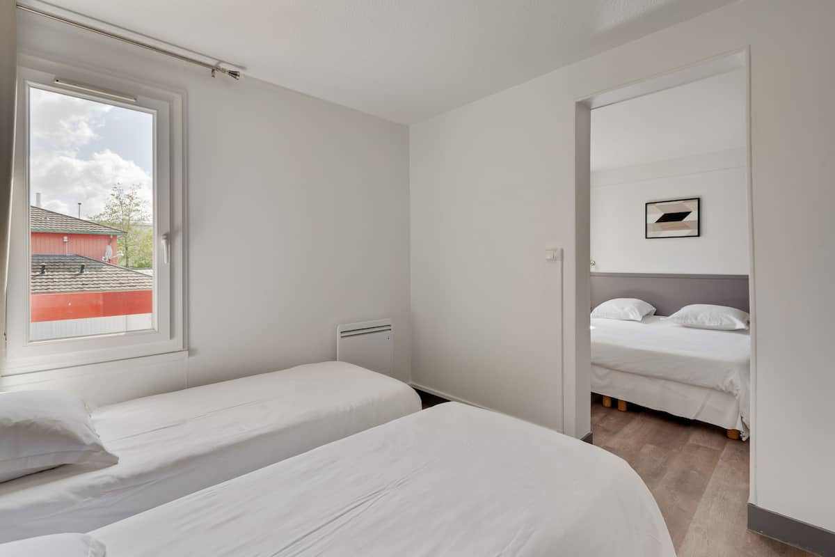 Camera quadrupla | Biancheria da letto di alta qualità, una scrivania, insonorizzazione