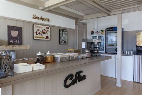 每日供应自助式早餐(每人 EUR 7.90). 巴拉丹布卢瓦酒店