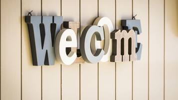 Paret de fusta amb la paraula “Welcome” en lletres tridimensionals i grans.