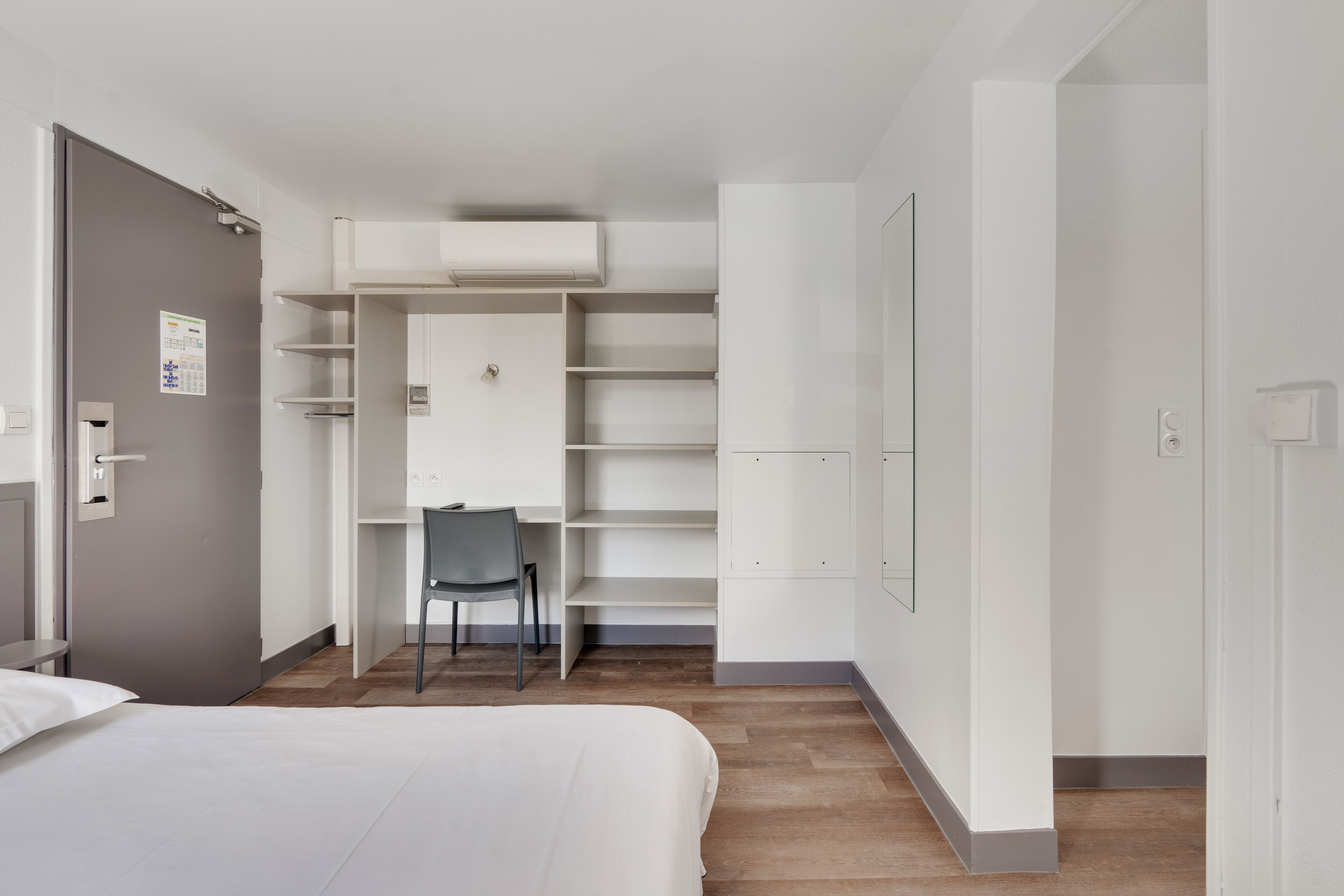 quadruple room | premium bedding, desk, soundproofing, free wifi