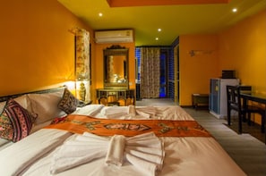 Decoración personalizada, muebles diferentes, escritorio y wifi gratis 