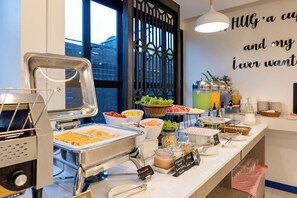 Se ofrece un desayuno bufé todos los días (por un coste adicional)