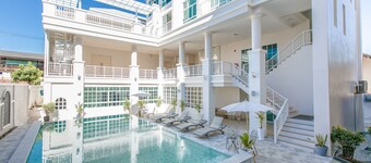 De Hug Hotel & Residence