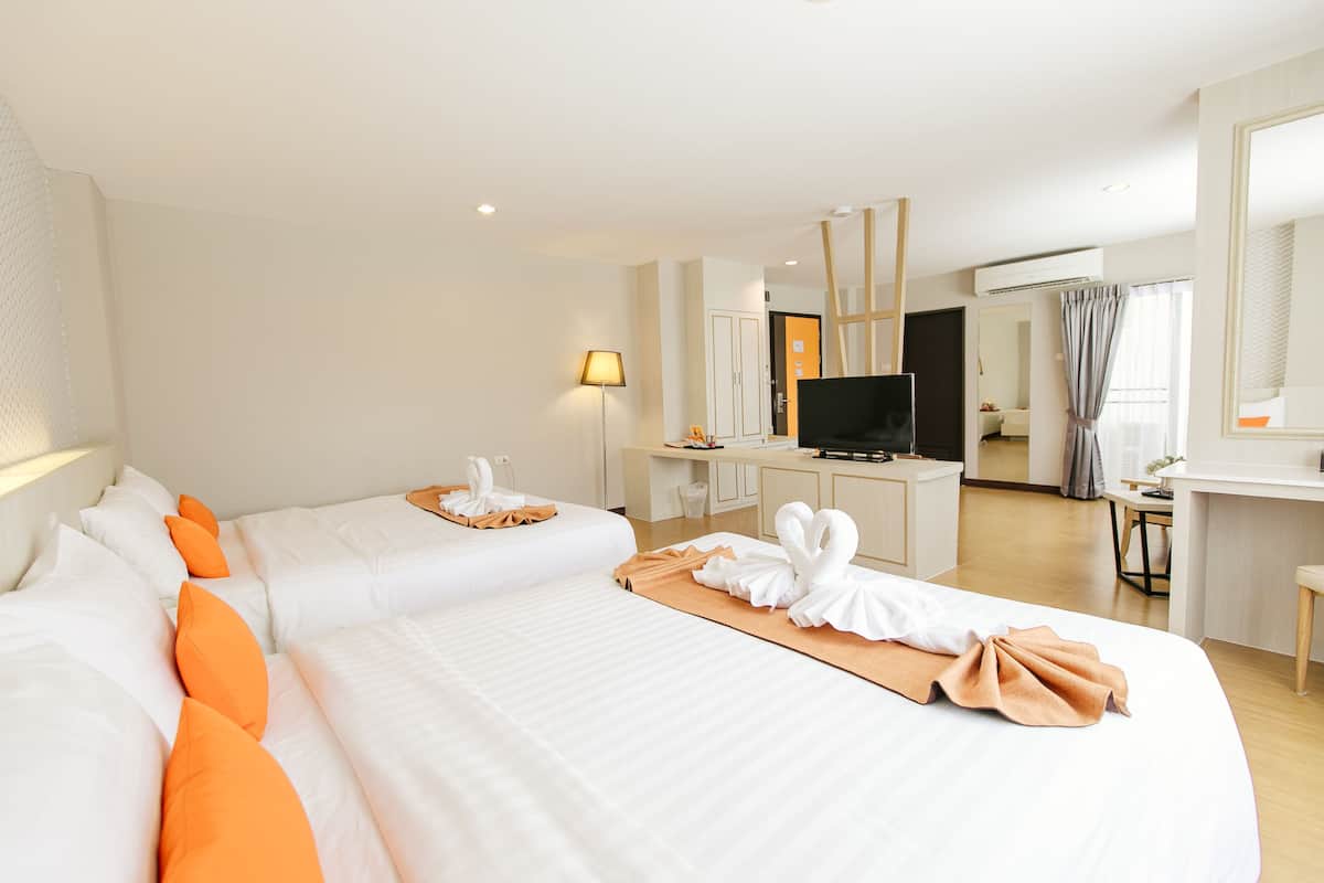 Family Suite Room | 防过敏的被褥、迷你吧、客房内保险箱、办公桌