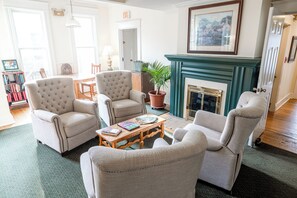 32-吋電視，提供有線頻道