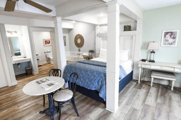Habitación estándar, 1 cama Queen size, hidromasaje | Decoración personalizada y muebles diferentes