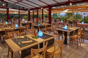 Se sirven desayunos, cenas y cocina francesa (con mesas al aire libre) 