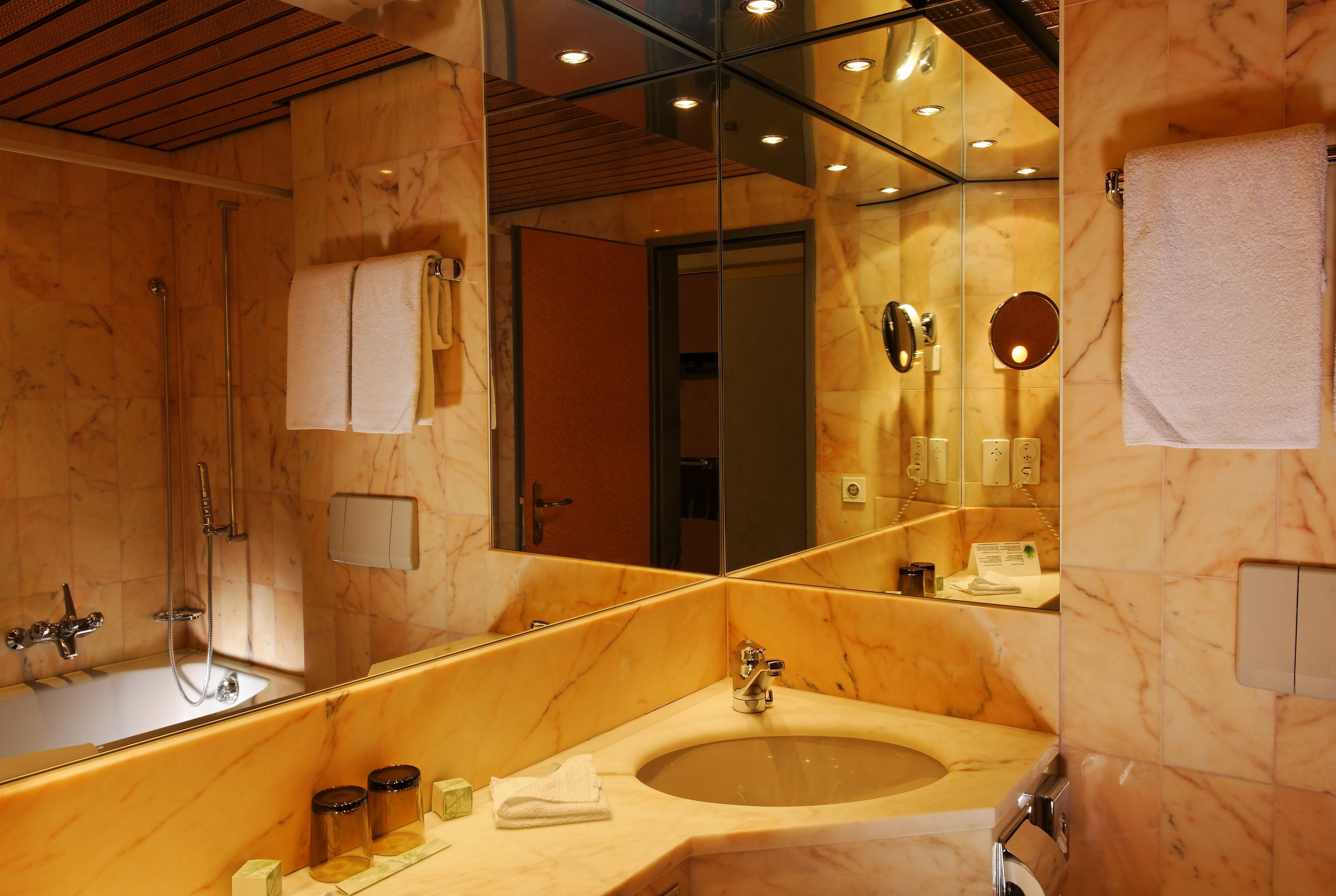 Combined shower/bathtub, free toiletries, hair dryer, towels