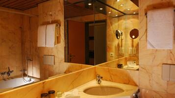 Combined shower/bathtub, free toiletries, hair dryer, towels