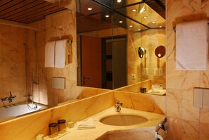 Ducha y bañera combinadas y artículos de higiene personal gratuitos
