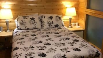 Room (Foxys on the Lake ) | 2 bedrooms, free WiFi
