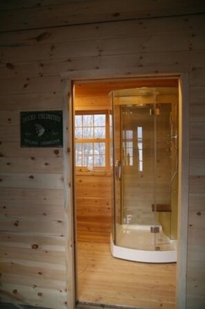 Rum (Foxys on the Lake ) | Badrum | Badkar och dusch, djupt badkar och handdukar