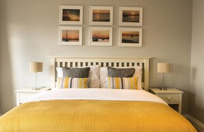 Planxa i posts de planxar, wifi gratuïta i roba de llit 