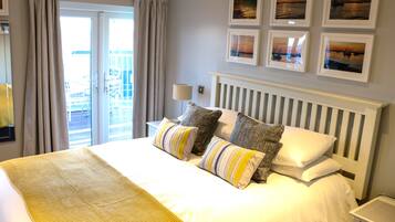Double Room, Balcony, Sea View | Iron/ironing board (on request), WiFi (free), bed sheets