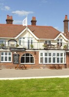 Un pub con un letrero que dice 'A GREAT PLACE TO SINK A FEW'.