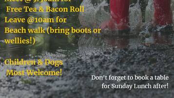 Cartel promocional para un recorrido por pubs costeros el domingo 27 de enero, con detalles sobre la hora de encuentro, té y un panecillo con bacon incluidos, y la caminata por la playa.