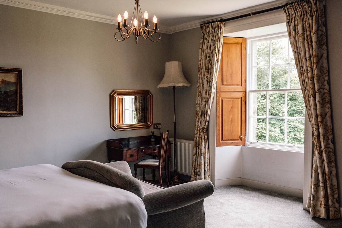 superior double hallum | 3 bedrooms, iron/ironing board, free wifi, bed sheets