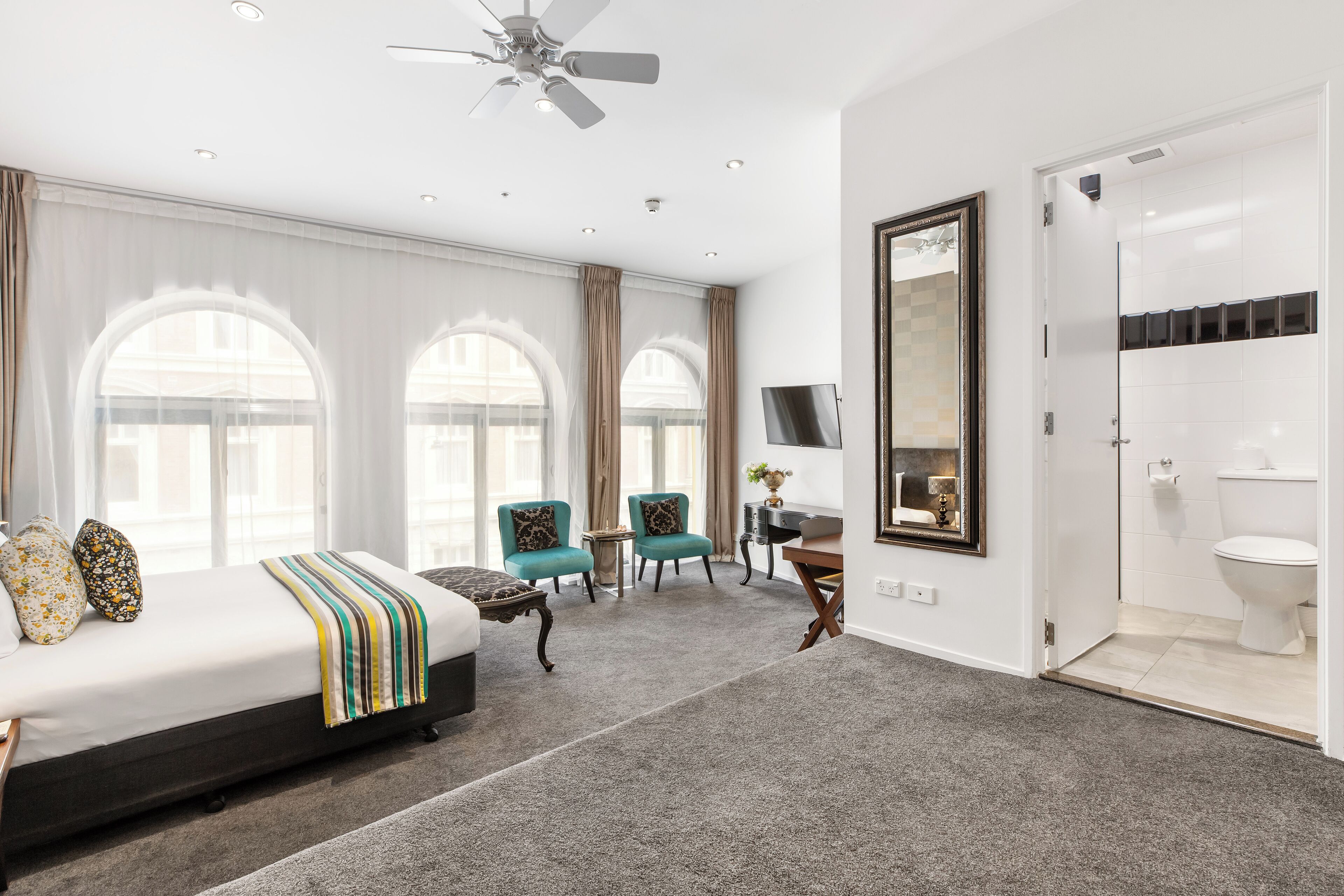 Quarto premier | Quartos à prova de som, Wi-Fi de cortesia, roupa de cama