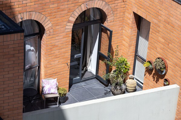 Quarto luxo, 1 cama Queen, sacada | Quartos à prova de som, Wi-Fi de cortesia, roupa de cama