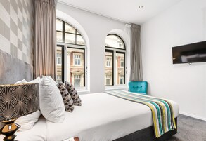 Soundproofing, free WiFi, bed sheets