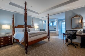 Suite | Decoración personalizada, muebles diferentes y escritorio 