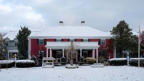 Front of property - The Dan'l Webster Inn and Spa (Sandwich)