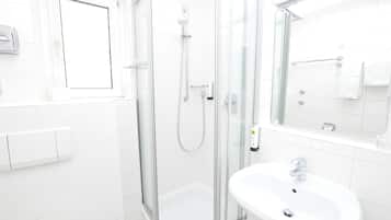 Standard-Einzelzimmer | Badezimmer | Kostenlose Toilettenartikel, Haartrockner, Handtücher, Seife