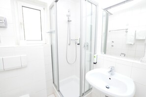 Standard Single Room | Bilik Mandi | Kelengkapan dandanan diri percuma, pengering rambut, tuala disediakan 
