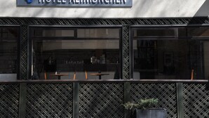 A hotel sign with the name "HOTEL ALTMÜNCHEN". - Hotel Altmünchen (Munich)