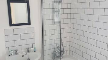 Chambre Double, salle de bains attenante (Four Poster) | Salle de bain | Serviettes fournies