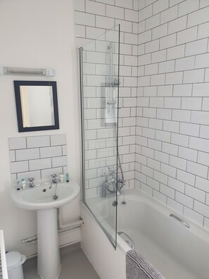 Chambre Double, salle de bains attenante (Four Poster) | Salle de bain | Serviettes fournies