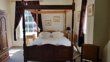 Chambre Double, salle de bains attenante (Four Poster)