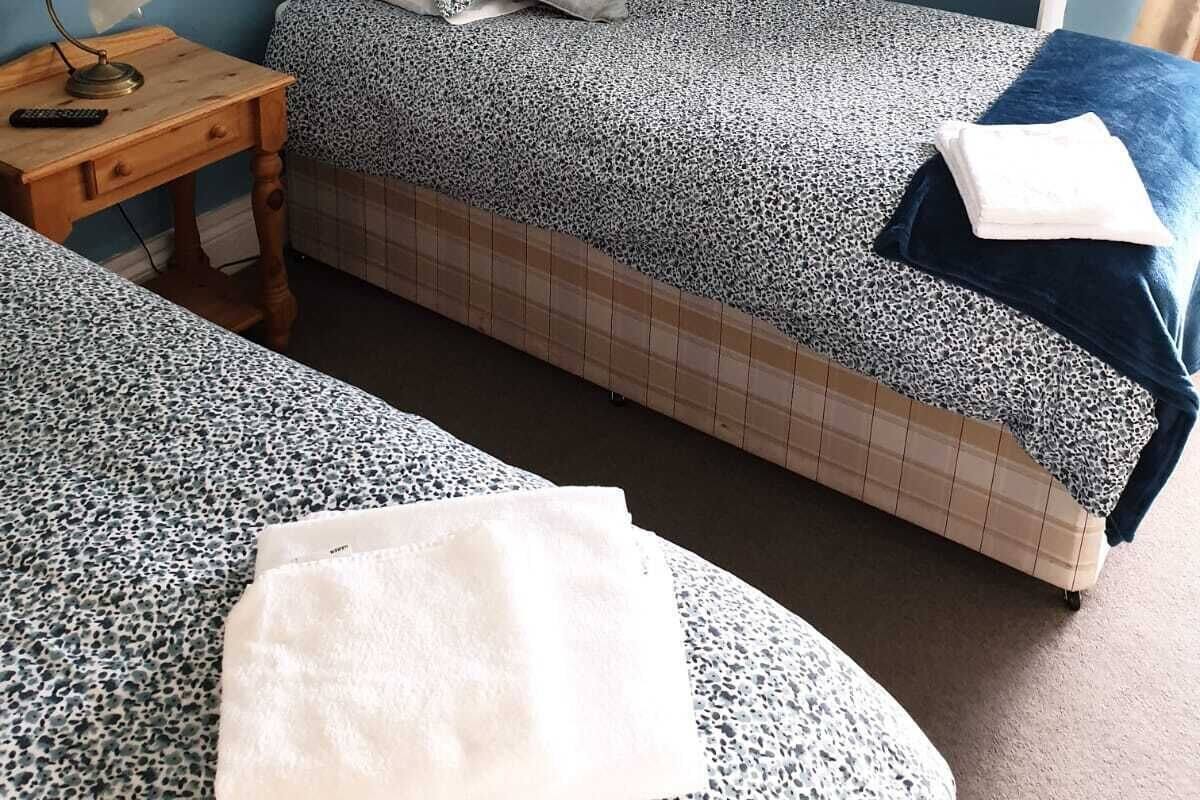 Chambre avec lits jumeaux, salle de bains attenante
