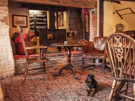 Una habitación acogedora con alfombra estampada, muebles de madera y una chimenea.