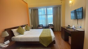 Minibar, in-room safe, desk, blackout curtains - Airport Hotel Kathmandu - Near Pashupatinath Temple (Kathmandu)
