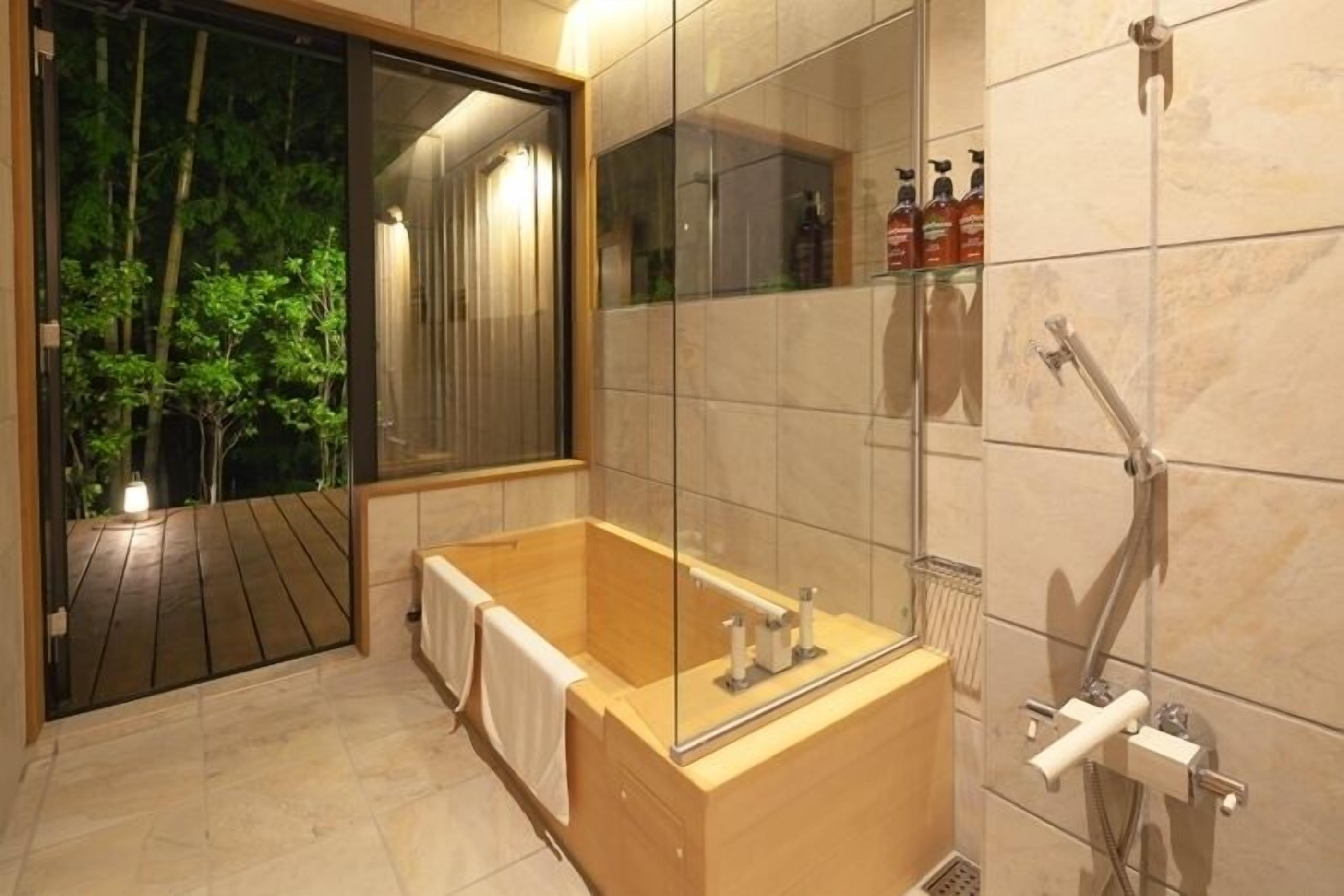 separate bathtub and shower, hydromassage showerhead, free toiletries