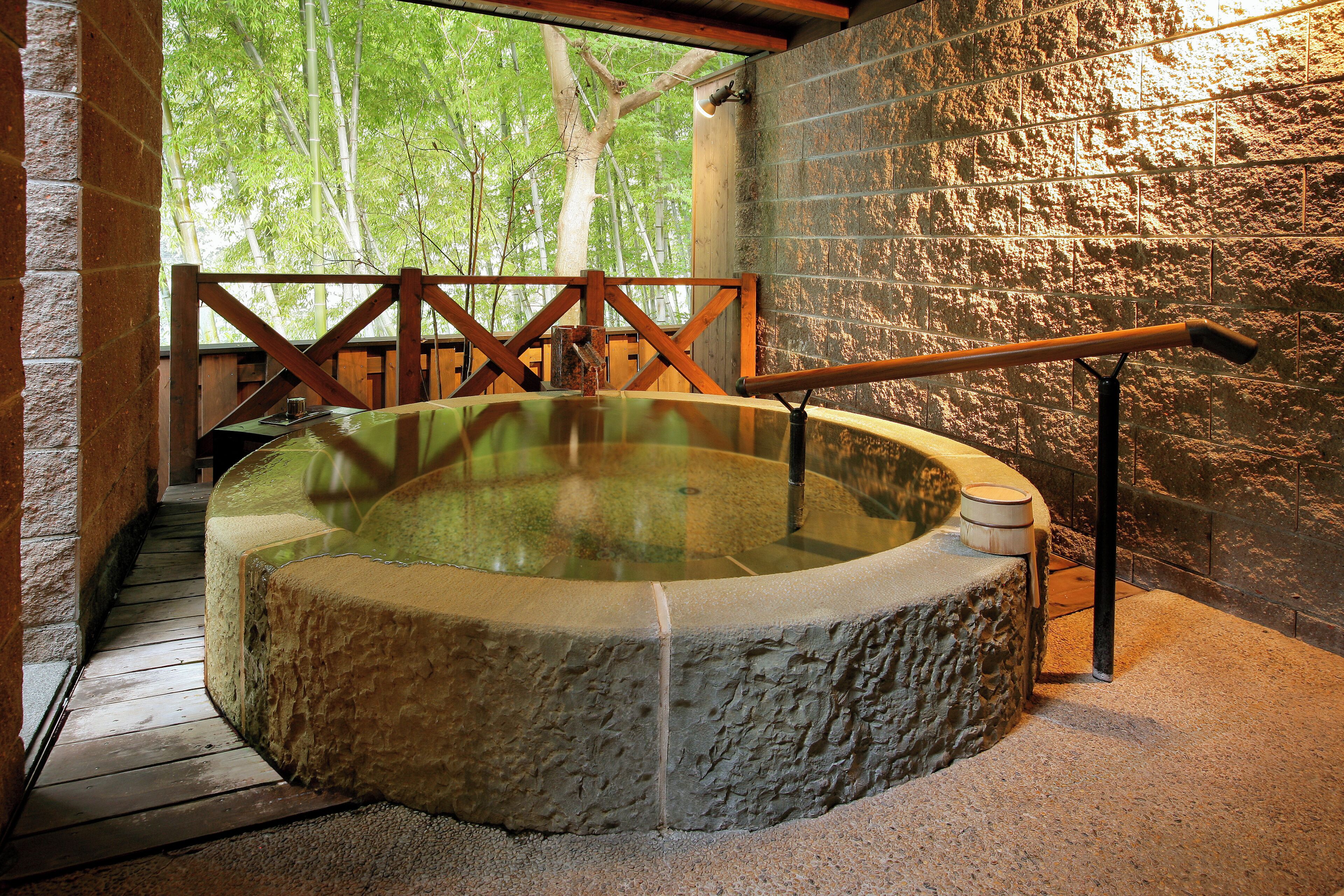 separate bathtub and shower, hydromassage showerhead, free toiletries