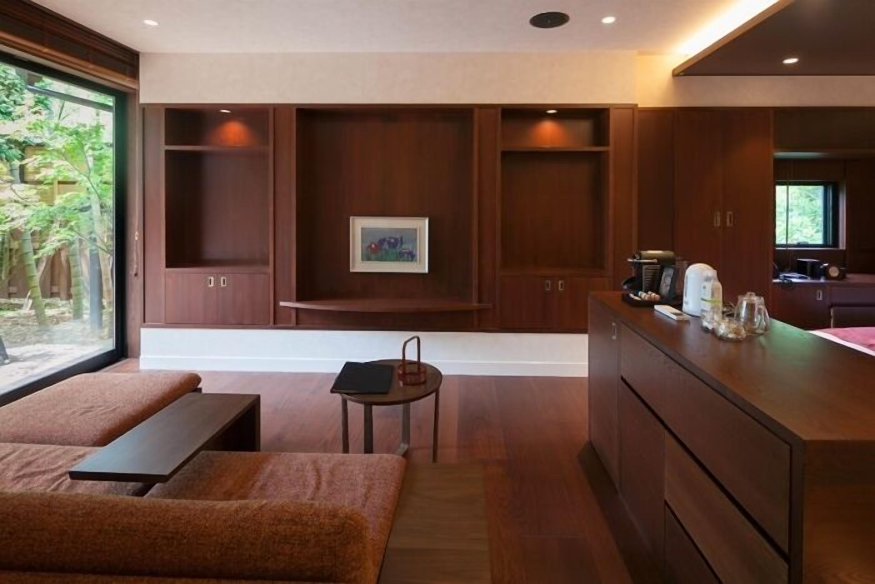 50-inch tv with digital channels, dvd player, heated floors